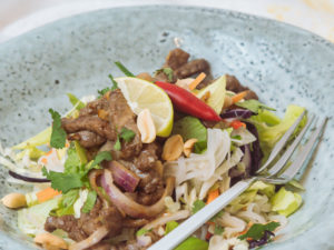 Vietnamesisches Rindfleisch mit Nudeln und Kräutern – Monsieur Vuong, vietnamesische Küche, gebratenes Rindfleisch mit Kräutern und Nudeln, frisches Gemüse mit vietnamesischen Dressing und Rindfleisch, einfache und schnelle Küche, Rezept für Rindfleisch mit Nudeln, salzig, süß, scharf, Foodblog, www.amigaprincess.com #vietnamesischeküche #gesundeküche #kochenmitgemüse