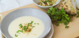 Selleriesuppe mit Maroni und Zitrone, diese Selleriesuppe mit Maroni und Apfel ist das ideale Gericht für kalte Herbsttage. Ein Teller der warmen, köstlichen Suppe wärmt auf und macht glücklich. Zitrone, Ingwer und Chili sorgen für außergewöhnliche Aromen, Herbstsuppe mal anders, Rezept für cremige Suppe, den Herbst löffeln, Foodblog, amigaprincess.com #selleriesuppe #herbstsuppe #herbstrezept