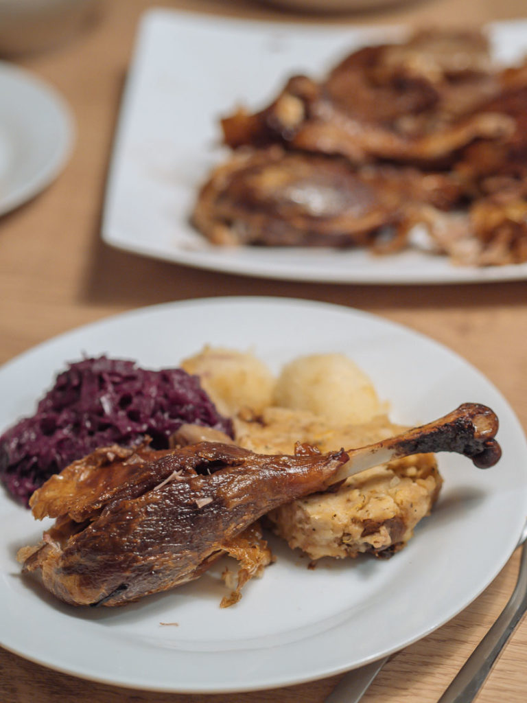 Gans to Go Empfehlung und Rezepte zur Resteverwertung, Martini Gans Resteessen, mit diesen Rezepten verwerte ich die Reste der Gans, Rezepte mit Gans Leftover, Rotkrautstrudel mit Blätterteig und Maroni, Ganslsuppe ganz einfach gemacht, Ganslsuppe mit Knödeleinlage aus Resten der Martinigans, Diese Gerichte sind eine hervorragende Möglichkeit, nach einem Gans- oder Entenessen, die Reste zu verwerten, Kochen aus dem Rest vom Fest, Weihnachtsgans, einfach und schnell, amigaprincess.com #martinigans #resteverwertung