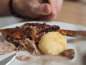 Gans to Go Empfehlung und Rezepte zur Resteverwertung, Martini Gans Resteessen, mit diesen Rezepten verwerte ich die Reste der Gans, Rezepte mit Gans Leftover, Rotkrautstrudel mit Blätterteig und Maroni, Ganslsuppe ganz einfach gemacht, Ganslsuppe mit Knödeleinlage aus Resten der Martinigans, Diese Gerichte sind eine hervorragende Möglichkeit, nach einem Gans- oder Entenessen, die Reste zu verwerten, Kochen aus dem Rest vom Fest, Weihnachtsgans, einfach und schnell, amigaprincess.com #martinigans #resteverwertung
