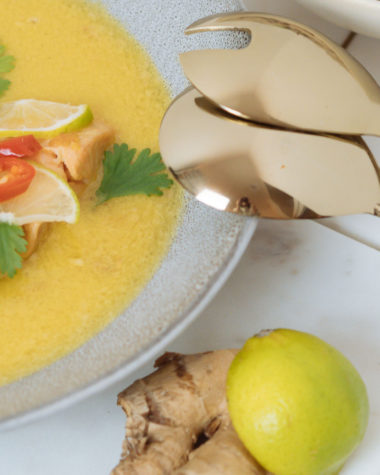 Lachs in Limetten-Kokos-Sauce, Happy Food, Essen das glücklich macht, einfaches One Pot Gericht mit Lachs, Rezept unter 20 Minuten, schnelle Küche, thai-inspiriertes Lachsfilet mit Reis, gesundes Essen schnell gekocht, Koriander, Limette und Chili mit Kokosmilch, schnelles Rezept mit Lachs,dieses Gericht wärmt von innen und ist perfekt an kalten Herbsttagen, quick recipe, Fischrezept, www.amigaprincess.com #salmonrecipe #einfachundschnell #lachsrezept
