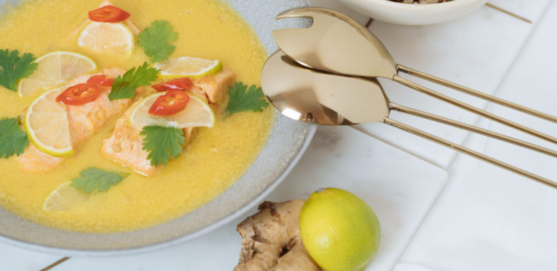 Lachs in Limetten-Kokos-Sauce, Happy Food, Essen das glücklich macht, einfaches One Pot Gericht mit Lachs, Rezept unter 20 Minuten, schnelle Küche, thai-inspiriertes Lachsfilet mit Reis, gesundes Essen schnell gekocht, Koriander, Limette und Chili mit Kokosmilch, schnelles Rezept mit Lachs,dieses Gericht wärmt von innen und ist perfekt an kalten Herbsttagen, quick recipe, Fischrezept, www.amigaprincess.com #salmonrecipe #einfachundschnell #lachsrezept