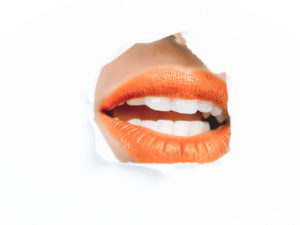 Spröde Lippen? – diese Tipps und Hausmittel helfen wirklich, diese Hausmittel verhelfen zu zarten Lippen, nie mehr rissige Lippen dank diesen Tipps, so wirkt Olivenöl bei trockenen Lippen, SOS Tipps bei trockenen Lippen, Trockene und rissige Lippen pflegen, So kannst du auf Lippenpflegeprodukte aus der Drogerie verzichten und die Heilung ganz der Natur überlassen. Honig, Quark und Co. machen spröde Lippen weich und geschmeidig.Lippenpflege im Herbst, www.amigaprincess.com #lippenpflege #diylippenpeeling