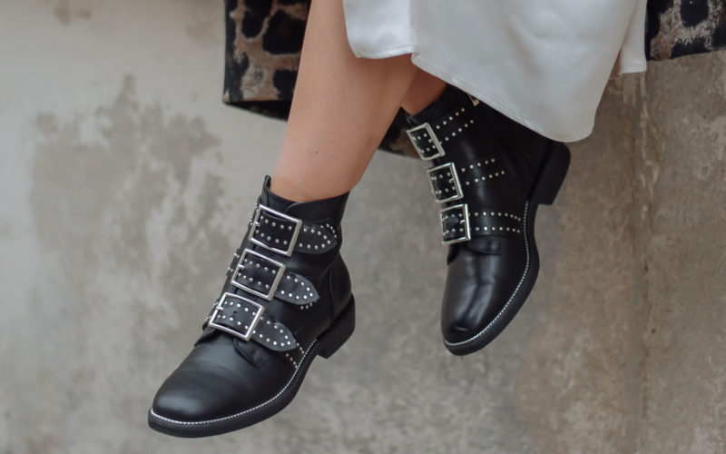Das sind die Trendboots für den Herbst 2018* | Werbung, Lust auf neue Schuhe? ich verrate Euch welche Boots im Herbst 2018 im Schrank nicht fehlen dürfen, Die Schuhe für den Winter sind vielfältig. Die Top-Boots für Herbst/Winter 2018/19 in der Übersicht, Hier kommen die coolsten Stiefeletten für den Herbst,Outfit mit Midirock und Schnallenboots www.amgigaprincess.com #schuhtrends2018 #herbstschuhe #schuhtrends #herbsttrends2018