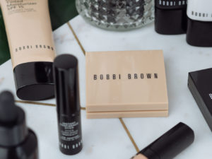 est of Bobbi Brown - meine Favoriten, diese Bobbi Brown Produkte sind fixer Bestandteil meiner täglichen Make-Up Routine, meiner Meinung nach die besten Produkte für einen glowy Teint, daily make up for glowy skin, strahlend schöne Haut, Makeup Tipps, Beauty Favoriten von Bobbi Brown, Skin Serum Foundation, Illumination Powder, Radiance Primer, Art Stick, www.amigaprincess.com