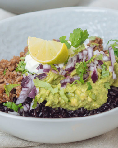 Chipotle Beef Bowl mit schwarzem Reis, schwarzer Reis Nährstoffe, Faschiertes mit Chili Chipotle Gewürz, mexikanisches Essen leicht gemacht, schnell und einfach, mexikanisches Essen mit gesunden Fetten und Protein, gesunde Bowl mit Avocado, Koriander und Limette, Rezept, www.amigaprincess.com #mexikanisch #einfachundschnell