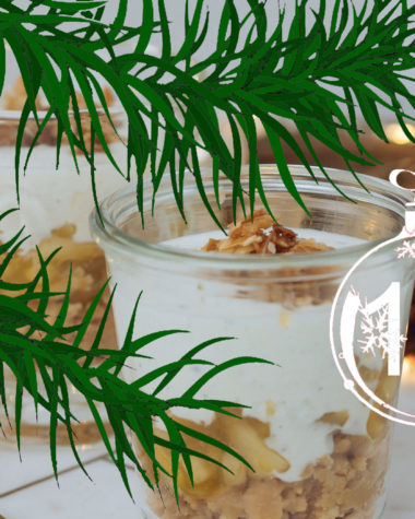 3-Gänge Weihnachtsmenü unter 50 Euro | Werbung, einfach und schnell, Christmas Dinner, Essen an Weihnachten, schnelle Rezepte für Weihnachten, günstiges Weihnachtsmenü, dieses Menü lässt sich ganz einfach vorbereiten, Gefüllte Feigen im Prosciuttomantel,Feigen füllen, einfache und schnelle Vorspeise, warme Feigen mit Feta-Füllung, Knusprige Entenbrust mit Selleriepüree und Ofenrotkohl, Entenbrust ganz einfach, Entenbrust muss außen kross sein und innen zart rosa, mit dieser Anleitung gelingt das Entenbrust braten perfekt! herbstliche Rezepte für Ofenrotkohl mit Maronen und Granatapfel, Bratapfel Tiramisu im Glas, einfaches Dessert im Glas, Bratapfel Rezept ohne Marzipan, Möchtest Du Deine Familie in der Weihnachtszeit mit einem köstlichen Bratapfel-Dessert überraschen? Ich habe das köstliche Rezept für Dich! Winter- und Weihnachtsrezept, www.amigaprincess.com #weihnachtsmenü #einfachundschnell