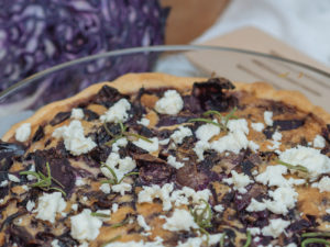 Rotkraut Quiche mit Feta und Rosmarin, winterliches Rezept mit Rotkraut, Rotkraut Überreste verwerten, Die Rotkohlquiche aus Blätterteig ist nicht nur ein leckeres Hauptgericht, auch als Beilage zu Wild oder Braten sehr gut, Einfache und schnelle Gerichte zum Nachkochen, Rotkohl wird mit knusprigem Teigboden und würzigem Feta-Topping zum winterlichen Gaumenschmaus, www.amigaprincess.com