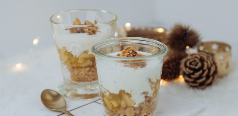3-Gänge Weihnachtsmenü unter 50 Euro | Werbung, Christmas Dinner, schnelle Rezepte für Weihnachten, günstiges Weihnachtsmenü, dieses Menü lässt sich ganz einfach vorbereiten,Bratapfel Tiramisu im Glas,einfaches Dessert im Glas, Bratapfel ohne Marzipan, Möchtest Du Deine Familie in der Weihnachtszeit mit einem köstlichen Bratapfel-Dessert überraschen? Winter- und Weihnachtsrezept, www.amigaprincess.com #weihnachtsmenü #einfachundschnell