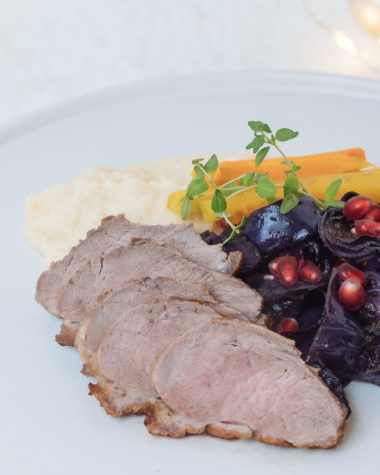 3-Gänge Weihnachtsmenü unter 50 Euro | Werbung, Christmas Dinner, schnelle und einfache Rezepte für Weihnachten, günstiges Weihnachtsmenü, Knusprige Entenbrust mit Selleriepüree und Ofenrotkohl, Rotkohl aus dem Ofen mit weihnachtlichen Gewürzen, Entenbrust ganz einfach, Entenbrust außen kross und innen rosa, mit dieser Anleitung gelingt das Entenbrust braten, Ofenrotkohl mit Maronen und Granatapfel, www.amigaprincess.com #weihnachtsmenü #einfachundschnell