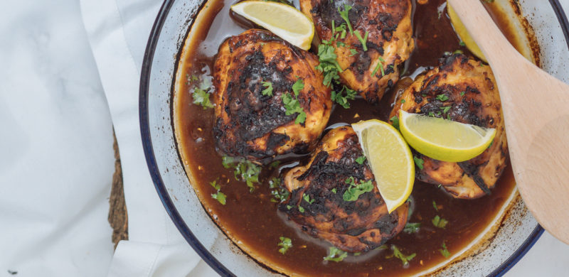 Knuspriges Limetten Honig Hühnchen aus dem Ofen, einfaches Ofengericht, Hühnerkeulen mit Ingwer Honig Marinade, Limette und Koriander sorgen für die Frische in diesem low carb Gericht, Hauptspeise ohne Kohlenhydrate, Sommerküche, sommerliches Rezept mit Huhn, saftiges Hühnerfleisch mariniert in Sojasauce, Honig, Limette und Ingwer, außen knusprig innen zart und saftig, honey lime chicken, Foodblog, www.amigaprincess.com