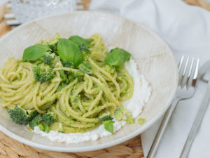 Spaghetti mit Brokkoli-Pesto und Ricotta, vegetarische Pasta, Rezept unter 20 Minunten, schnelle und einfache Küche, Zitrone und Ricotta geben dem Gericht den letzten Schliff, dieses vegetarische Pasta Gericht wird auch Fleischesser überzeugen, schnelle Pasta mit Brokkoli, Blitz-Rezept für Nudeln mit Pesto, Brokkoli-Pasta mit Zitrone, Herzhaft, sättigend und in 20 Minuten auf dem Tisch! www.amigaprincess.com