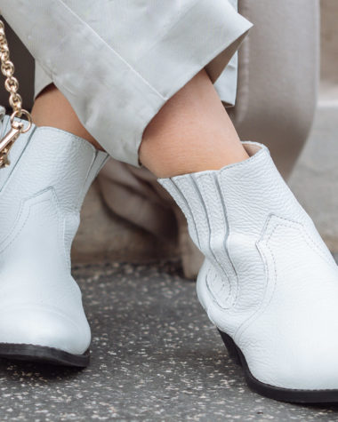 Weiße Boots kombinieren inkl. Outfit Inspiration, weiße Boots stilvoll tragen, so stylst du weiße Boots, mit diesen Stlying-Tipps kann nichts mehr schief gehen. vom NoGo zum Trendschuh, weiße Boots vielseitig kombinieren, Darum solltest Du weiße Boots im Schrank haben, Styling-Tipps für weiße Boots, Styling-Ideen mit weißen Boots, weiße Boots zu monochromen Looks, Fashion Inspiration, Streetstyle mit weißen Schuhen, www.amigaprincess.com