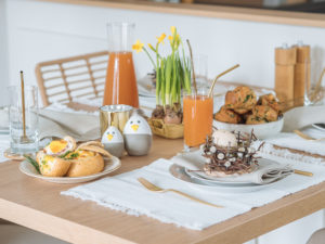 Der perfekte Osterbrunch: Tipps, last minute DIYs und Rezepte*, Osterdeko selbermachen, schnelle DIY Tischdeko für den Osterbrunch, diy Osternester aus Birkenscheiben, Küken aus Betoneiern selber machen, DIY Hase aus Stoffservietten, Rezepte für den Osterbrunch, Osterjause, frühlingshafte Rezepte für Ostern, gedeckter Tisch Tipps, Zeit sparen bei den Osterbrunch Vorbereitungen, selbstgemachte Osterdekoration, der perfekte Osterbrunch, gefüllte Brötchen mit Ei, Bärlauch Brioche Rezept, www.amigaprincess,com