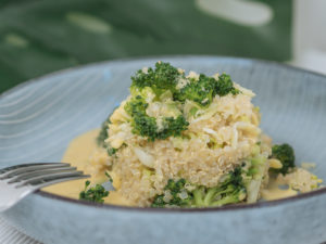 Brokkoli-Quinoa Salat mit Honig-Senf Dressing, Dijon Dressing, healthy lunch to go, Office Lunch, Meal Prep fürs Büro, gesunder und einfacher Salat mit Quinoa, einfacher Quinoa Salat, vegan und glutenfrei, Diesen köstlichen Quinoa-Salat mit Brokkoli kannst du dir perfekt mit ins Büro nehmen, einfaches und schneller Rezept, Rezept unter 30 Minuten, www.amigaprincess.com #quinoarezept