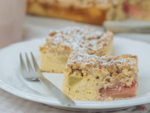 Einfacher und saftiger Rhabarber Steuselkuchen, Blechkuchen Rezepte gehören zu den beliebtesten Kuchenarten. Sie sind schnell und einfach zubereitet und können nach Belieben mit saisonalem Obst belegt werden, Blechkuchen mit Rhabarber, einfaches Rhabarberkuchen Rezept, Ein Rhabarberkuchen mit Streusel vom Blech ist einfach und schnell gemacht, Rhabarber Saison, www.amigaprincess.com #rhabarber #rezept