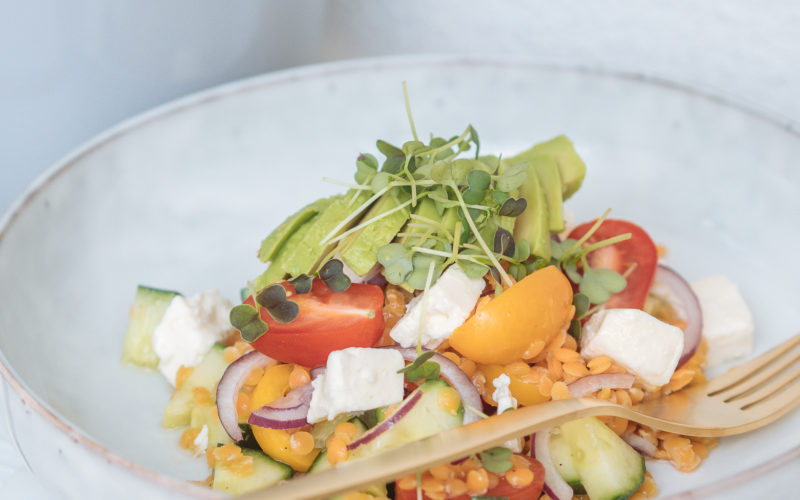 Linsen Salat mit Avocado und Zitrone, frischer Sommersalat mit Linsen und Feta, vegetarischer Salat, ein super Sommersalat oder als Grillbeilage, einfach und in weniger als 15 Minuten zubereitet, der Salat mit Feta und Linsen kombiniert frische Sommer-Zutaten und macht daraus einen erfrischenden Salat, gesunde Küche, sommerliches Rezept, www.amigaprincess.com #linsensalat #sommerküche