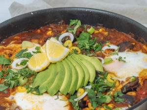 Shakshuka mexikanische Art mit Bohnen und Mais, One Pot Mexican Shakshuka, kreatives Shakshuka Rezept, Versunkene Eier in einer Tomatensoße mit Paprika und Zwiebeln, Shakshuka (Schakschuka) – Israelische Köstlichkeit, Pochierte Eier in Tomatensauce, schnelle und einfache Küche, low carb Gericht, www.amigaprincess.com #shakshuka