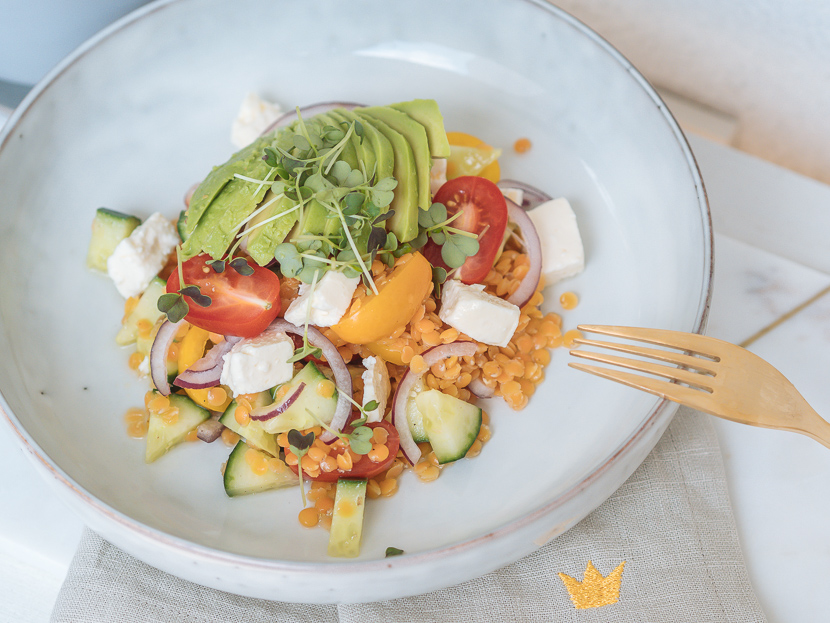 Linsensalat mit Avocado und Feta - perfekt für heiße Tage - Lykke Life