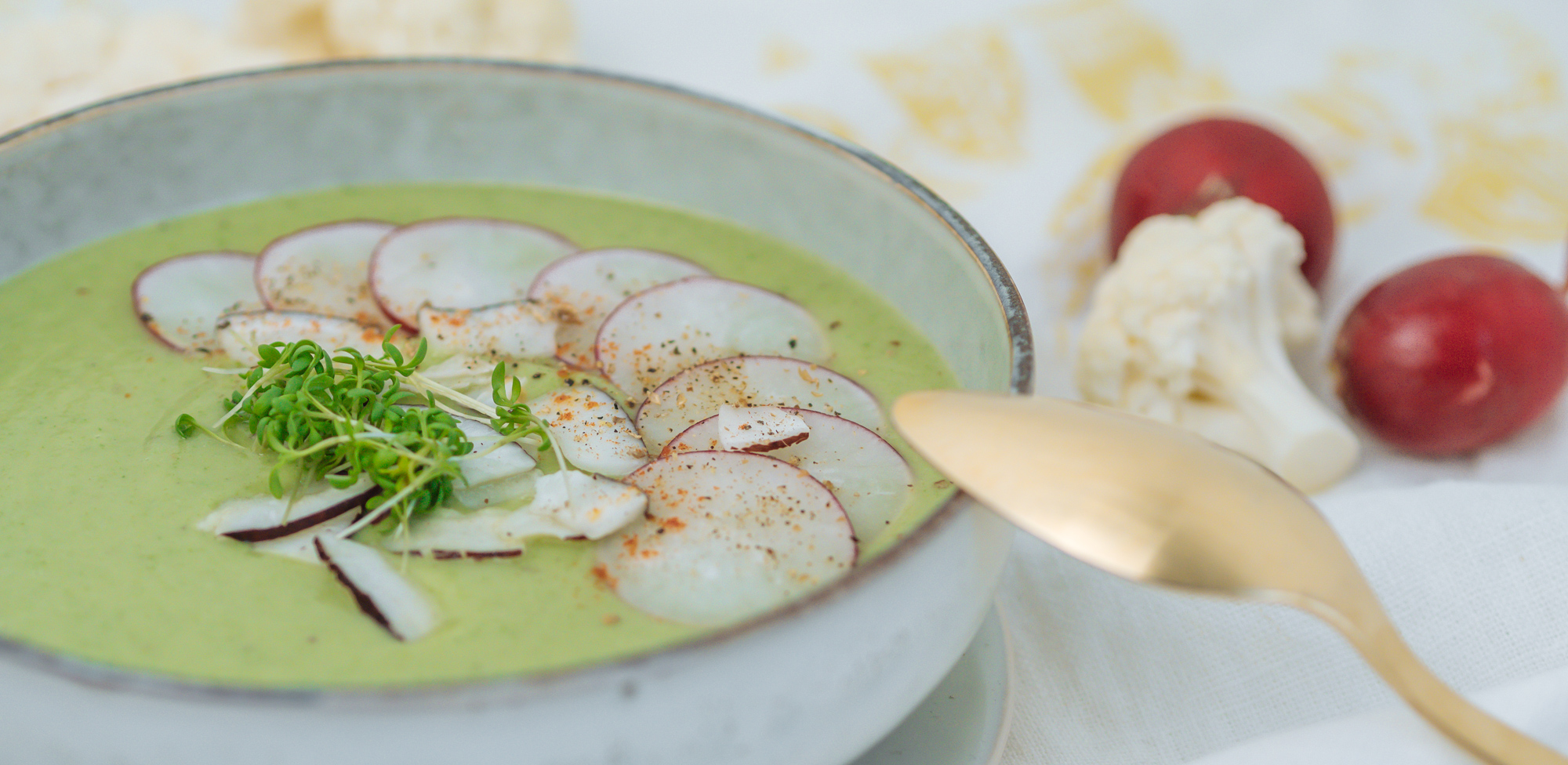 Blumenkohlsuppe mit Kokosmilch und Radieschen - Lykke Life