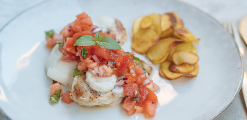 Bruschetta Huhn vom Grill, grilled bruschetta chicken, low carb Alternative zum italienschen Klassiker, Bruschetta mit Hühnerbrust, Dieses Bruschetta-Hähnchen-Rezept besteht aus gegrilltem Hähnchen belegt mit Tomaten-Basilikum-Bruschetta und Mozzarella, Das perfekte einfache Abendessen für den Sommer, Rezept zum Abnehmen, Sommerküche, einfach und schnell, www.amigaprincess.com #bruschetta #hühnerbrust #sommerküche