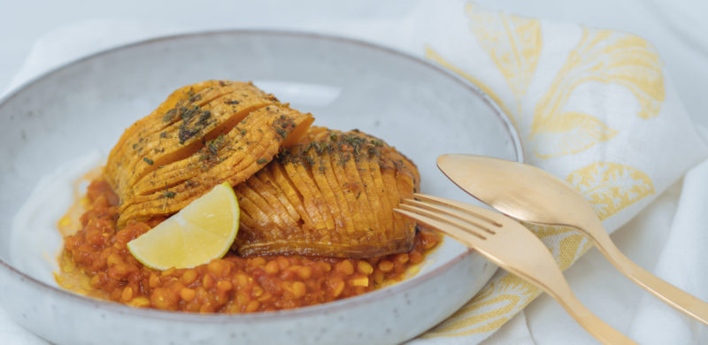 Butternusskürbis aus dem Ofen mit indischen Gewürzen - schnell und unkompliziert, geschmorter Kürbis, einfaches Rezept mit Kürbis, Herbstrezept, schnelles, vegetarisches Kürbis Rezept aus dem Ofen, leckeres Herbstgericht mit Butternusskürbis, Butternut Rezept, Butternusskürbis einfach zubereiten, Kürbis als Beilage zu Linsen Dhal, www.amigaprincess.com