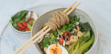 Einfaches, vegetarisches Ramen Rezept mit Tofu, Kräftige, dunkle Brühe, Ramennudeln, frisches Gemüse und zartes Fleisch oder Tofu, Trendfood Ramen selber machen, japanische Nudelsuppe auf eine vereinfachte und vegane Art, vegane Ramen Suppe mit getrockneten Shitakepilzen, easy vegan ramen, schnelles und einfaches Rezept für die japanisch/chinesische Kultsuppe Ramen. Sie ist lecker und wärmt bei kühlen Temperaturen, www.amigaprincess.com #ramen #vegankochen #einfachkochen