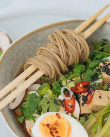 Einfaches, vegetarisches Ramen Rezept mit Tofu, Kräftige, dunkle Brühe, Ramennudeln, frisches Gemüse und zartes Fleisch oder Tofu, Trendfood Ramen selber machen, japanische Nudelsuppe auf eine vereinfachte und vegane Art, vegane Ramen Suppe mit getrockneten Shitakepilzen, easy vegan ramen, schnelles und einfaches Rezept für die japanisch/chinesische Kultsuppe Ramen. Sie ist lecker und wärmt bei kühlen Temperaturen, www.amigaprincess.com #ramen #vegankochen #einfachkochen