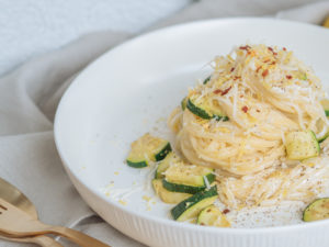 Einfache Zitronen-Ricotta-Pasta – Rezept unter 15 Minuten, schnelles Pasta Rezept, dieses Nudelgericht ist gut für die Seele, Pasta Rezept vegetarisch, Ein Rezept, das schnell und einfach gemacht ist. Vegetarische Pasta mit Zucchini, Ricotta und Zitrone, schnelles Spaghetti Rezept, in weniger als 15 Minuten fertig, www.amigaprincess.com #pasta #einfach #spaghetti
