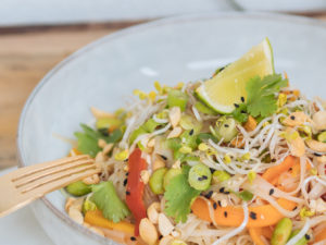 Veganes Pad Thai – einfach und schnell zubereitet, thailändisches Nationalgericht, Phat Thai vegan, Pad Thai Rezepte vegan, Schnell und einfach, gesund, lecker, Zu den Reisnudeln kommt eine ordentliche Portion Gemüse und eine würzige Sauce, thailändisch kochen kannst du mit diesem Pad Thai Rezept, Hast du schon ein Rezept für ein leckeres veganes Pad Thai? Nein? Dann probier diese einfache und schnell Variante mit wenigen Zutaten, www.amigaprincess.com #einfacherezepte #vegankochen