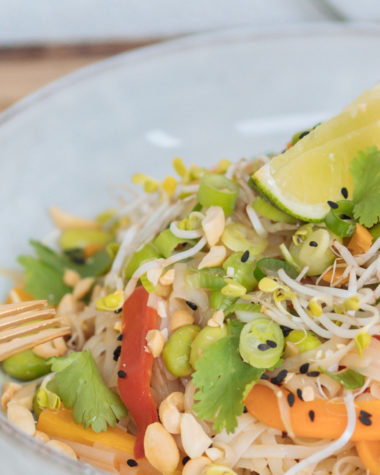 Veganes Pad Thai – einfach und schnell zubereitet, thailändisches Nationalgericht, Phat Thai vegan, Pad Thai Rezepte vegan, Schnell und einfach, gesund, lecker, Zu den Reisnudeln kommt eine ordentliche Portion Gemüse und eine würzige Sauce, thailändisch kochen kannst du mit diesem Pad Thai Rezept, Hast du schon ein Rezept für ein leckeres veganes Pad Thai? Nein? Dann probier diese einfache und schnell Variante mit wenigen Zutaten, www.amigaprincess.com #einfacherezepte #vegankochen