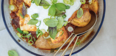 Gebackene Kartoffeln aus dem Ofen mit Tomatensauce und Halloumi, schnelles Rezept für Kartoffeln aus dem Backofen, vegetarisches Rezept mit Kartoffeln und Halloumi, gebackener Halloumi mit Tomatensauce, Knusprige Kartoffeln, fruchtig-würzige Tomatensauce und schmackhafter Halloumi – dieses Gericht ist perfekt für graue Herbsttage und lässt die Seele tanzen, www.amigaprincess.com