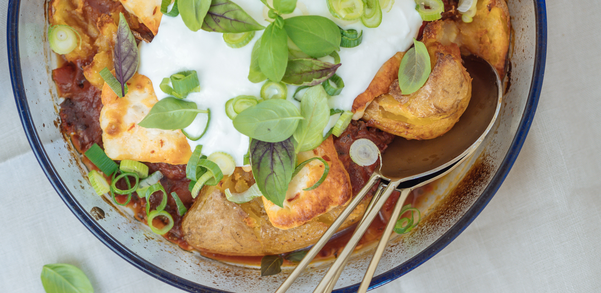 Gebackene Kartoffeln aus dem Ofen mit Tomatensauce und Halloumi - Lykke ...