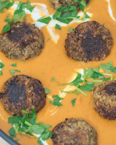 Vegane Fleischbällchen aus Linsen mit Kokos-Kürbis-Sauce, Die fleischlose Alternative zu Hackbällchen ist schnell zubereitet und auf Proteine muss auch nicht verzichtet werden. Dazu die cremig, fruchtige Kokos-Kürbis-Sauce und fertig ist das Soulfood für ungemütliche Herbsttage, vegan kochen, Rezept mit Kürbis, Herbstküche, Hokkaido Sauce, www.amigaprincess.com #hokkaido #herbstküche