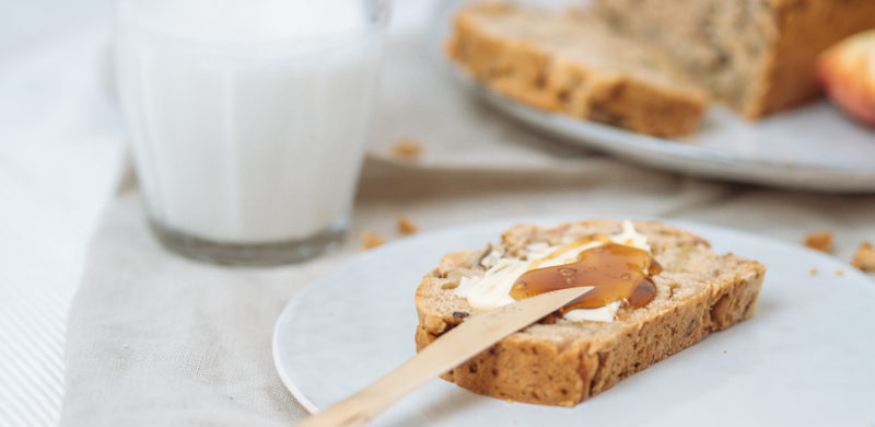 Veganes Apfelbrot mit Pekannüssen – die herbstliche Alternative zu Bananenbrot, weihnachtliche Alternative zum Foodtrend Bananenbrot, saftiger Kuchen mit Weihnachtsgeschmack, Apfelkuchen mit Pekannüssen, veganer Apfelkuchen, einfach backen, schnelles Rezept für Apfelkuchen, www.amigaprincess.com #vegankochen #veganbacken