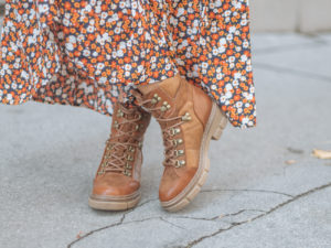 Hiking Boot Trend: 3 Möglichkeiten klobige Wanderschuhe im Alltag zu tragen, Trekkingboots vielseitig stylen, Styling-Tipps, Trendschuhe im Herbst Winter 2019/20, Wanderschuhe im Herbst 2019 kombinieren, 3 ways to wear: Hiking Boots im Alltag kombinieren, Herbst-Allrounder Wanderstiefel, Hiking Boots und Maxikleid, Streetstyle, Casual Look mit Wanderstiefel und Jeans, Trekkingboots und Blazer im Stilbruch, www.amigaprincess.com #hikingboots #herbstoutfit