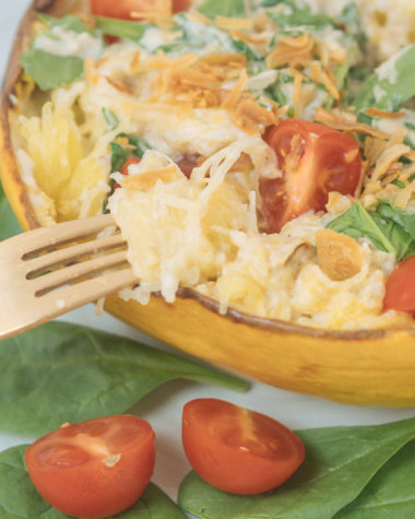 Spaghettikürbis aus dem Ofen mit cremiger Cashewfüllung - vegan und schnell, low carb Rezept mit Kürbis, Ein Rezept ohne Kochen! Du brauchst nur den Ofen und einen Mixer, Kürbiszeit, Leckere Gerichte mit Kürbis, schnelle Küche, Herbstküche, vegane Cashewcreme, so gelingt Spaghettikürbis, Die Zutaten für dieses Rezept sind ebenso überschaulich wie der Arbeitsaufwand, es macht sich fast von selbst., www.amigaprincess.com #kürbis #spaghettikürbis