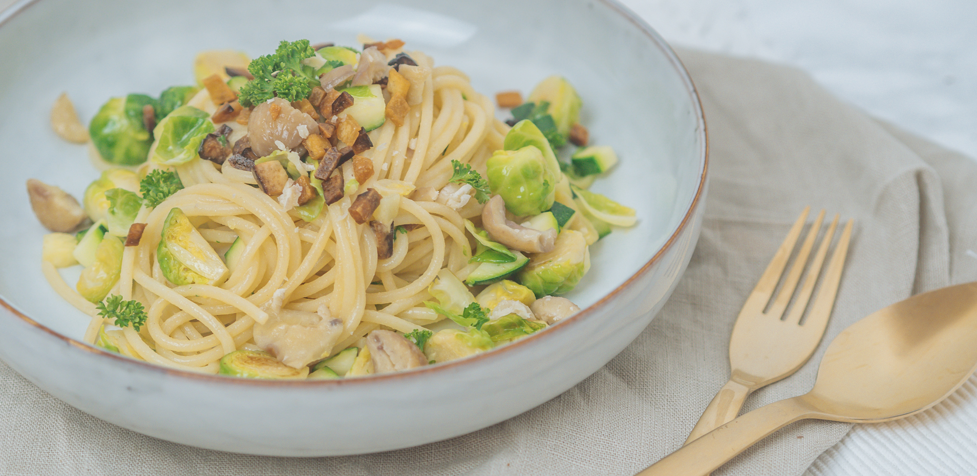 Spaghetti mit Maroni, Kohlsprossen und knusprigem Tofu - Lykke Life