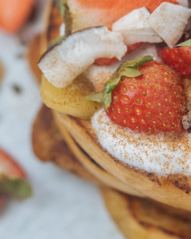 Veganer French Toast mit gebratenen Bananen | Werbung, pflanzenbasierte Ernährung, Rezept mit veganer Butter, veganes Rezept für French Toast, French Toast mit Kokosmilch und veganer Butter, Das beste und einfachste vegan French Toast Rezept, French Toast ohne Ei, einfaches Brunch Rezept, Frühstücks-Klassiker: French Toast kannst du ganz einfach selber machen, easiest vegan french toast recipe, www.amigaprincess.com #vegankochen #frenchtoast