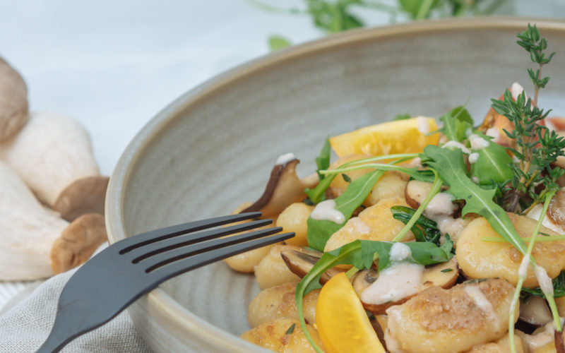 Gnocchi mit Walnusspesto, Pilzen und Rucola, einfache Rezepte, schnelle Küche, Rezept mit Walnüssen, Pesto aus Walnüssen und Parmesan, 10 Minuten Küche, Rezept mit Gnocchi, herbstliches Rezept, cremiges Walnusspesto mit Parmesan, vegetarisches Rezept mit Pilzen, vegetarische Gnocchi, www.amigaprincess.com