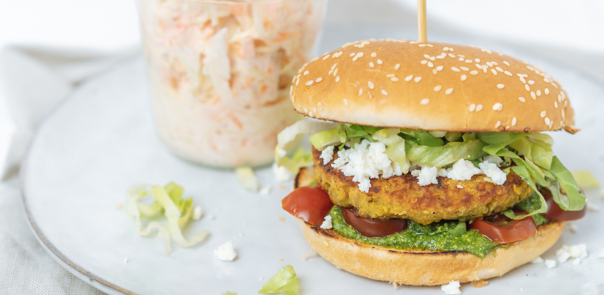 Kürbis-Quinoa-Burger mit Rucola Pesto und Feta - Lykke Life
