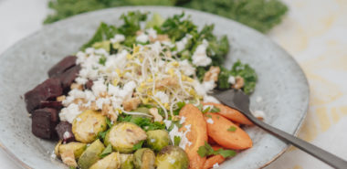 Winterliche Bowl mit Grünkohl, Ofengemüse mit mariniertem Grünkohl und Feta, winterlicher Salat mit Kohlsprossen, Wintergemüse, vegetarisch kochen, einfaches Rezept zum Mitnehmen ins Büro, Kalesalat mit Honig-Senf-Dressing, Rote Beete aus dem Backofen, Winterküche, www.amigaprincess.com