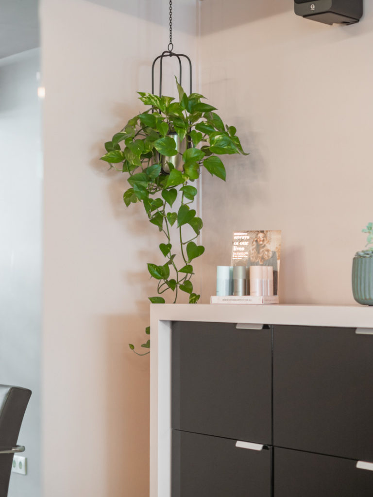 Mehr Fülle durch Haarverdichtung – Erfahrung mit Tape Extensions, Kosten und FAQ, Haarverdichtung Wien, Waldhauser Hairstylist Wien,Haarverdichtungen gewünscht? Diese Methoden helfen zu dichterem Haar, wissenswerte Fakten zum Thema Haarverdichtung, Unterschied zwischen Haarverlängerung und Haarverdichtung, Haarverdichtung mit Tape-On-Extensions, Haarverdichtung für natürliche Fülle, Das solltest Du bei einer Haarverdichtung mit Tapes beachten, alykkelife.com
