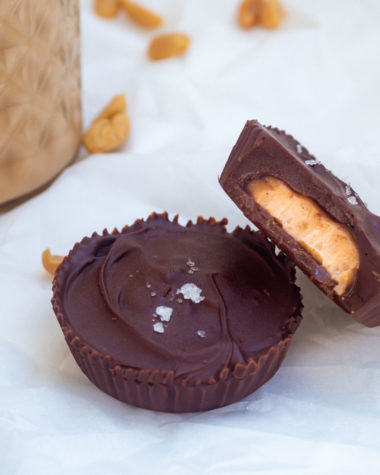 Peanutbutter Cups aus 5 Zutaten, gesunde Nascherei, peanutbutter Rezepte, peanutbutter Dessert, homemade peanutbutter cups, glutenfrei und vegan, Erdnussbutter Rezepte, Erdnussbutter Banane, Veganes Dessert, alykkelife.com