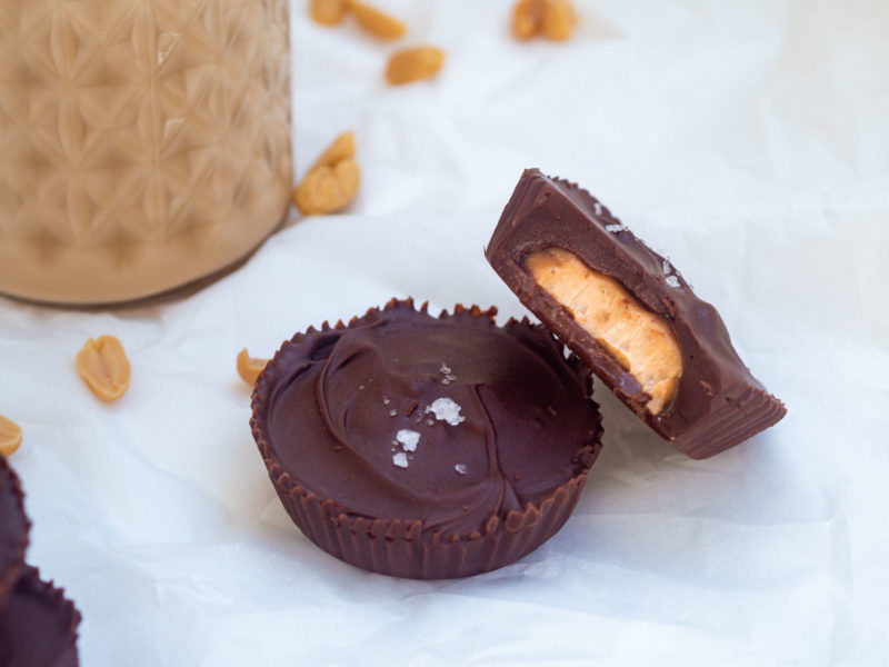 Peanutbutter Cups aus 5 Zutaten, gesunde Nascherei, peanutbutter Rezepte, peanutbutter Dessert, homemade peanutbutter cups, glutenfrei und vegan, Erdnussbutter Rezepte, Erdnussbutter Banane, Veganes Dessert, alykkelife.com