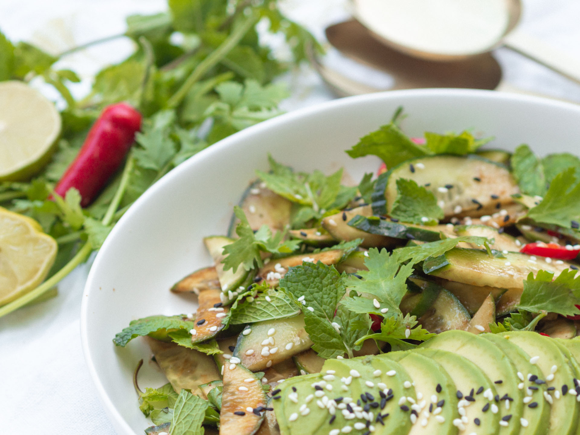 Gurken Avocado Salat mit Miso Dressing - Lykke Life