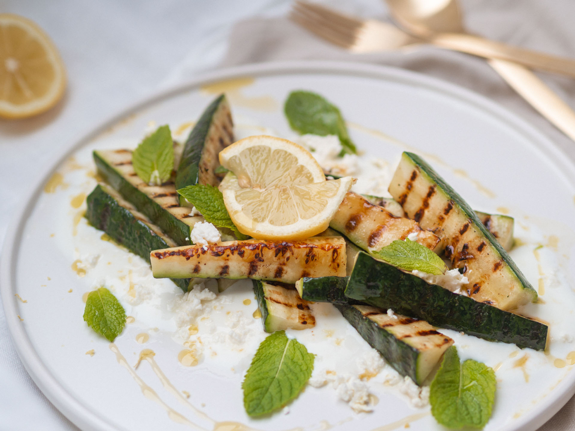 Gegrillte Zucchini mit Zitronen-Joghurt und Minze - Lykke Life