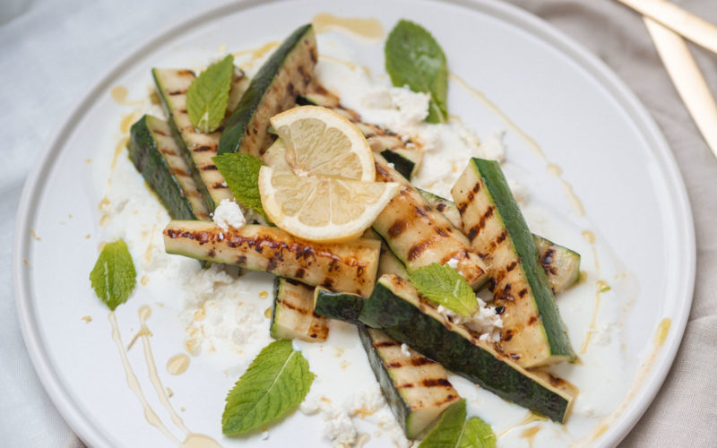 Gegrillte Zucchini mit Zitronen-Joghurt und Minze, Zucchini grillen, vegetarisch Grillen, Zucchini Rezepte, Grillen Rezepte Beilagen, Grillen Ideen, Grillbeilagen Salat, Grillbeilagen schnell, gesunde Grillbeilage mit Zucchini, vegetarisch grillen Rezepte, Grillen ohne Fleisch, vegetarische Grillrezepte, Grill-Rezepte für Vegetarier Grillen ohne Fleisch?, alykkelife.com