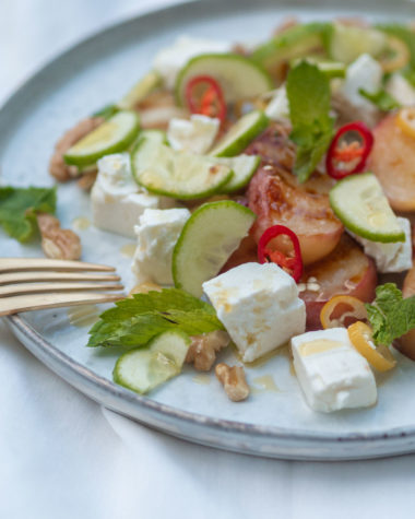 Gegrillter Pfirsich mit Feta und Walnüssen, gegrillter Pfirsich Salat, Pfirsich grillen, Vorspeise mit Pfirsich, Pfirsich Vorspeise, Pfirsich vom Grill, Vorspeisensalat mit Feta und Walnüssen, Pfirsich pikant, vegetarisch grillen, einfaches Rezept, Grill Rezept, alykkelife.com