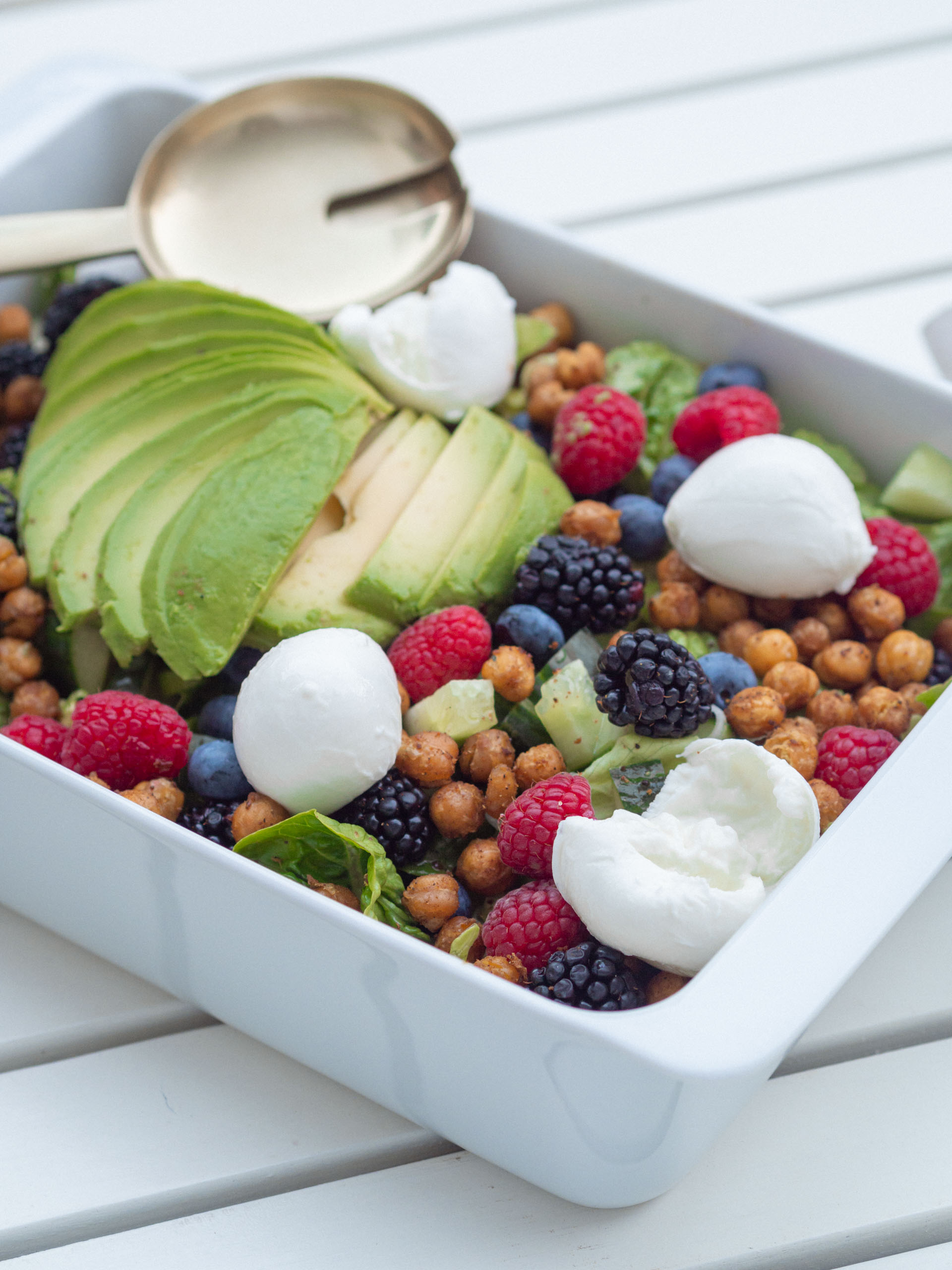 Bunter Salat mit Beeren und knusprigen Kichererbsen - Lykke Life